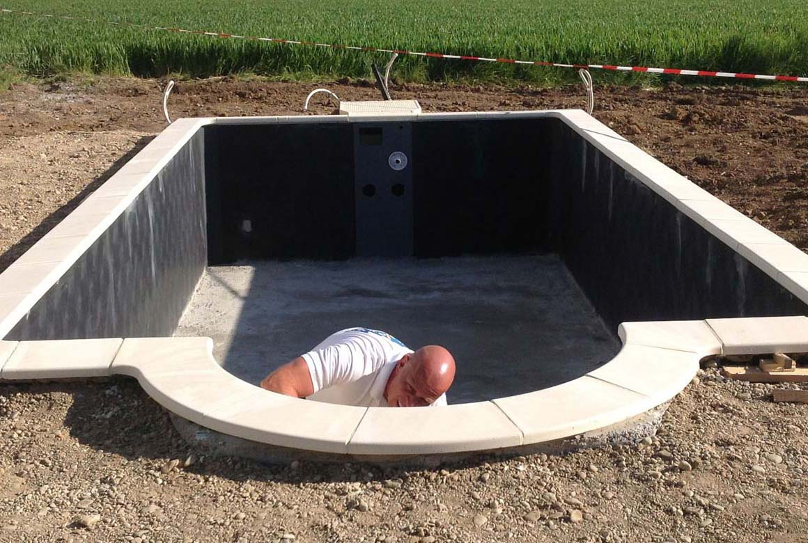 Poolbau Aachen Montage Pooltreppe