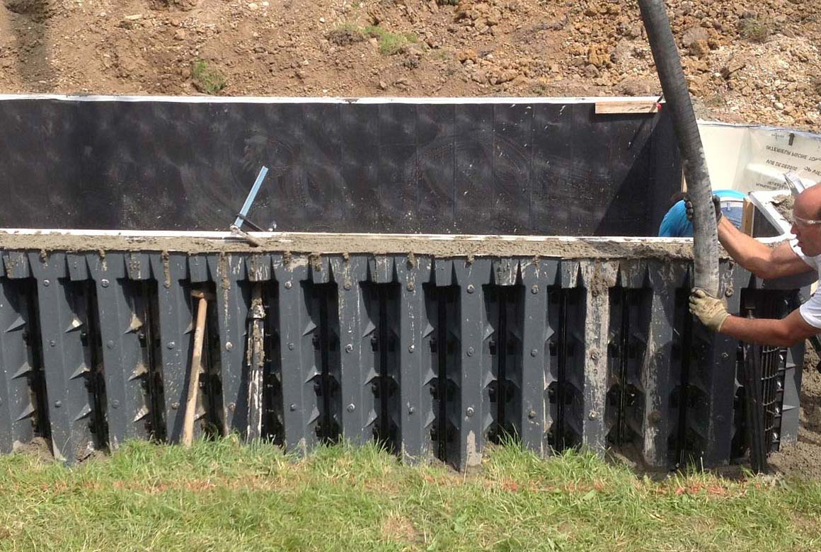 Seitenwände Pool Aachen werden betoniert